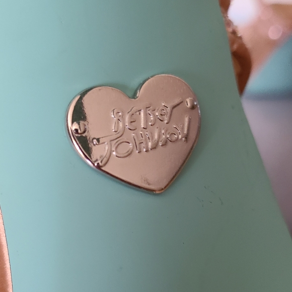 Shoes - Picture 7 of 8